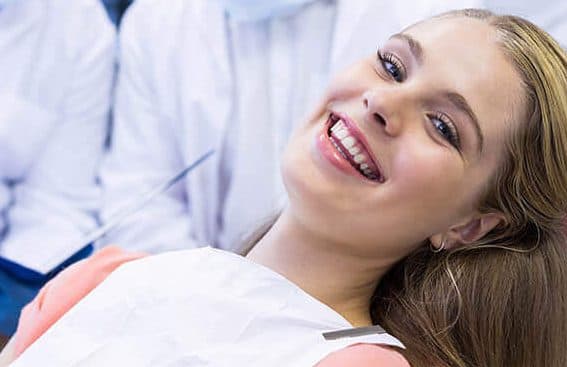 Clear Aligners und Invisalign unsichtbare Zahnspange für Jugendliche