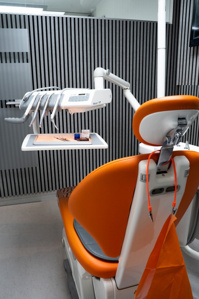 Kieferorthopädischer Behandlungsstuhl und Instrumente